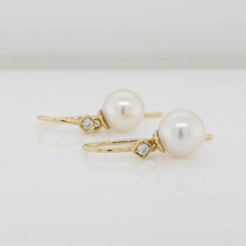 18 Carat Yellow Gold Diamond 2=0.06 Carat Round Brilliant Cut GH/SI 7.5mm to 8mm Akoya Pearl Earrings